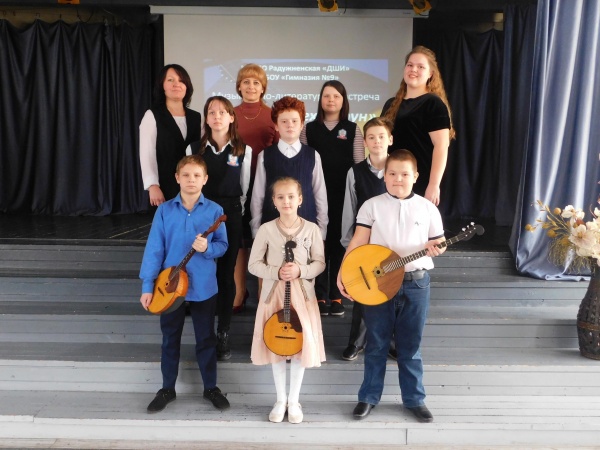 Музыкально-литературная встреча "Поэзия трёх струн" состоялась в Радужненской школе искусств