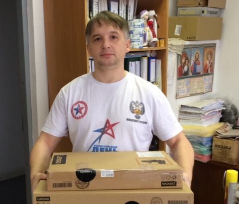 Депутат подарил спортцентру в Озёрах три ноутбука