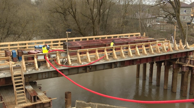 Продолжается строительство временного моста