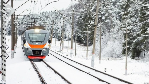 Ещё три современных поезда возят пассажиров из Голутвина в Москву