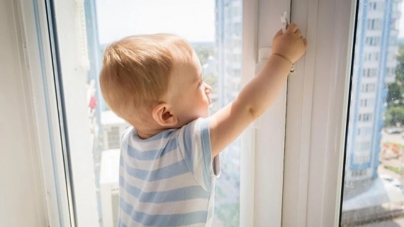 Москитная сетка не спасёт ребёнка от выпадения из окна
