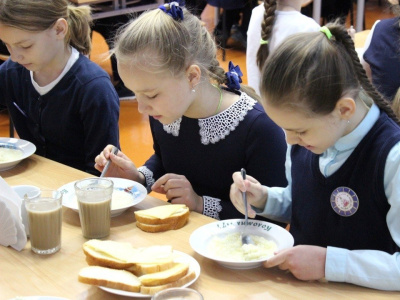 Чем кормят детей в школе?