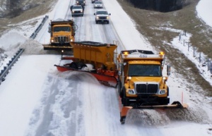 Из-за надвигающегося снегопада дорожные службы в регионе перевели на усиленный режим работы