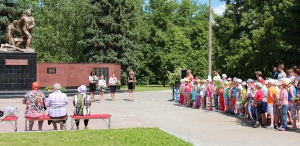 Школьники возложили цветы к мемориалу ДК "Цементник"