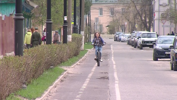 На улице Полянской велосипедисту не помешают навыки экстремального вождения 