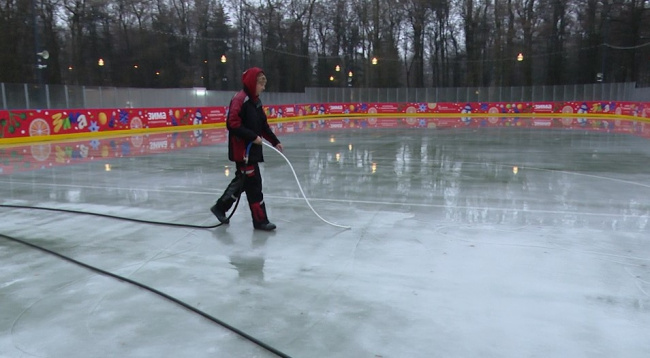 В парке Мира идёт заливка катка