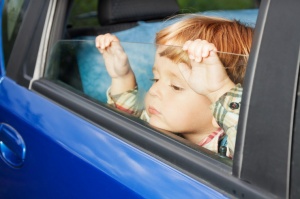 За оставление ребенка в машине могут ввести наказание
