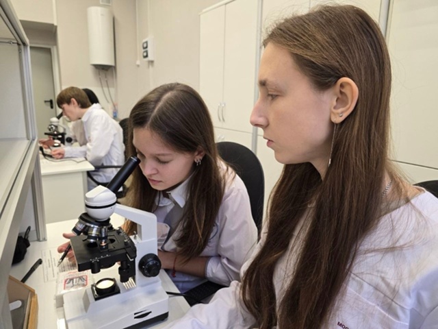 Для учеников медицинского класса гимназии №9 открыли современную лабораторию 
