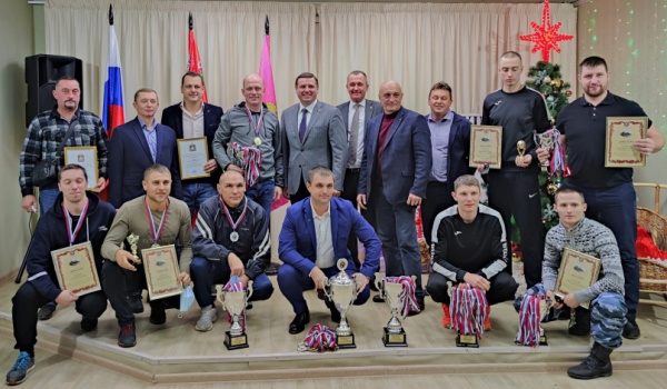 Евгений Аксаков вручил награды воскресенским футболистам