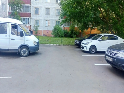 ДГХ обновляет разметку на придомовых территориях