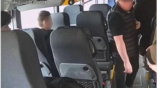 Несовершеннолетний пассажир порезал обивку сиденья в коломенском автобусе