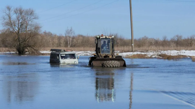 В Луховицах из-за половодья автомобиль застрял в воде