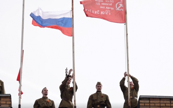 В Озёрах подняли государственный флаг и Знамя Победы