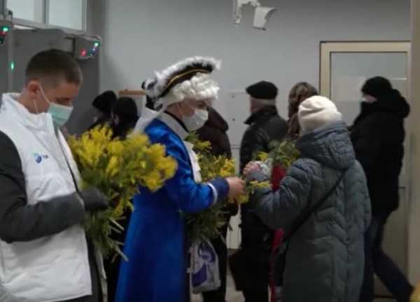На Коломенском заводе женщин поздравили с наступающим праздником