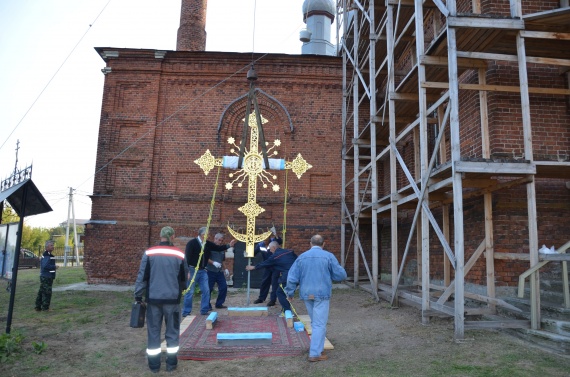 На колокольню Введенского храма в Подлесной Слободе подняли восстановленный крест
