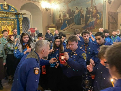 Вифлеемский огонь привезли скауты в храм Покрова Пресвятой Богородицы