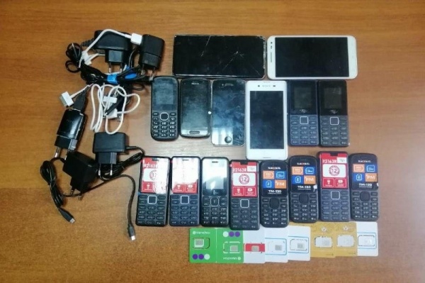 16 телефонов попытались подбросить в ИК-6