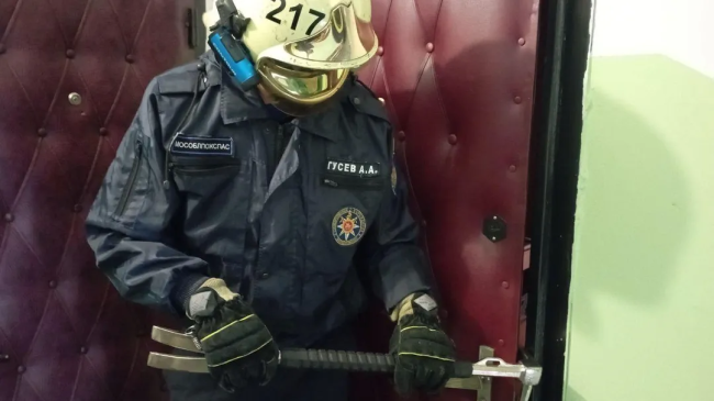 Егорьевские спасатели помогли матери попасть в запертую квартиру