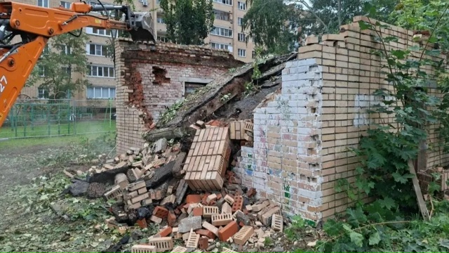 В Коломне снесли аварийную постройку на улице Дзержинского