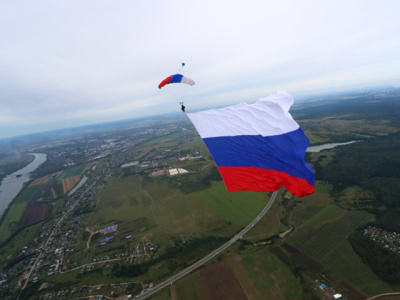 Российский триколор развернули в небе над Коломной