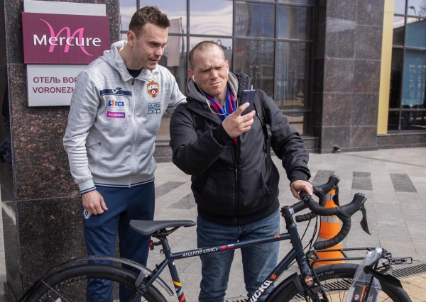 Игорь Акинфеев подарил болельщику из Коломны новый велосипед