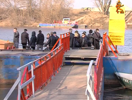 На период реконструкции Митяевского моста действует временная паромная переправа.