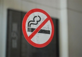 С 1 июня россиянам запретят курить в поездах и на платформах