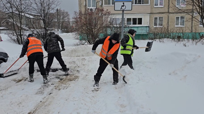 В Луховицах убирают снег