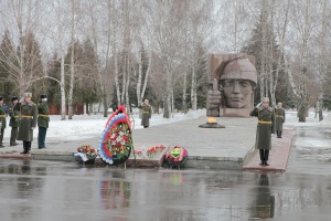 В День защитника Отечества к мемориалу возложили цветы