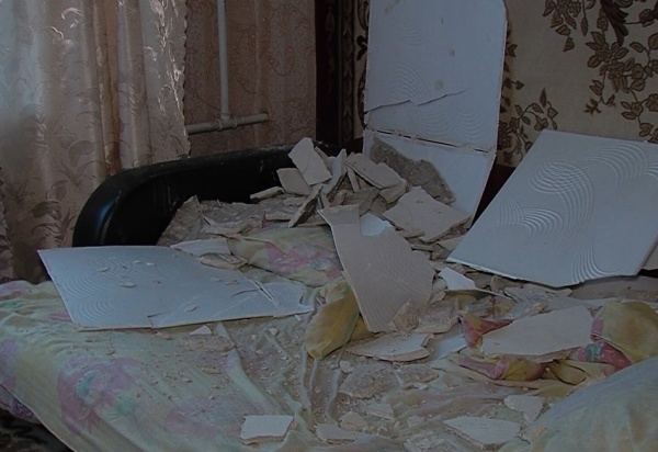 В доме на улице Партизан потолок обвалился прямо на кровать