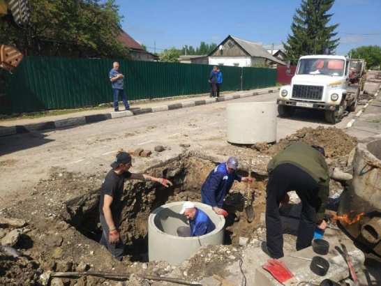 В Озёрах продолжается ремонт канализационных колодцев