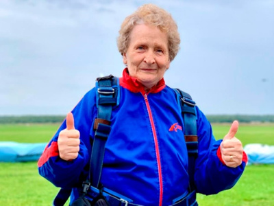 Пенсионерка из Озёр совершила прыжок с парашютом