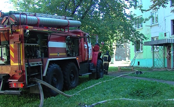 Пожарные расчёты 5 раз за один день тушили пустующие дома на улице Ленина