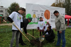 На семи площадках сажали деревья в Коломенском районе в рамках экологической акции