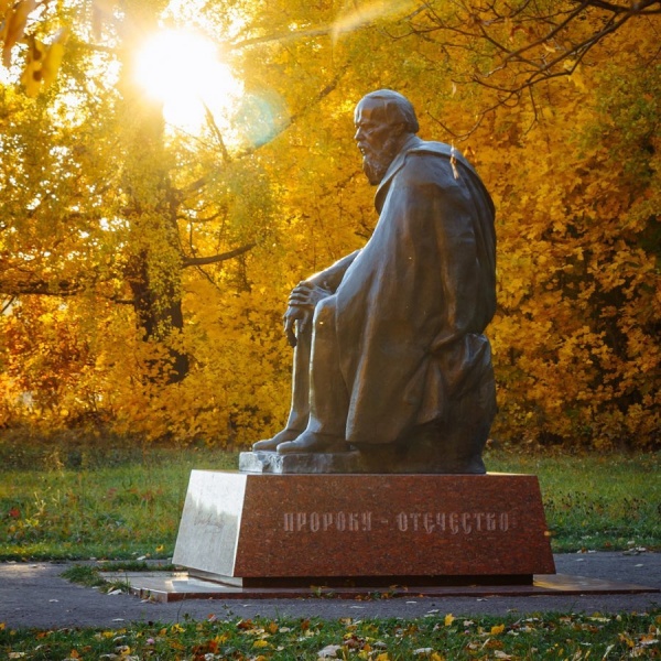 Один из лучших памятников Ф.М.Достоевскому установлен в Даровом под Зарайском
