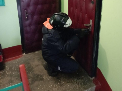 Спасатели вскрыли дверь квартиры и помогли пенсионерке 