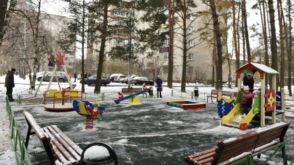 Для ремонта детских площадок в Подмосковье закупят 70 "Газелей"