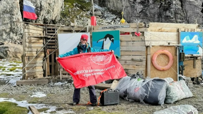 Путешественник Фёдор Конюхов оставил надпись на флаге Дома Озерова 