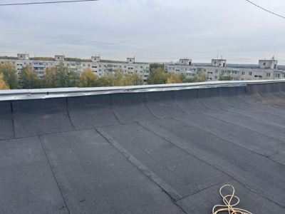 Специалисты ДГХ отремонтировали крышу девятиэтажного дома на улице Весенней