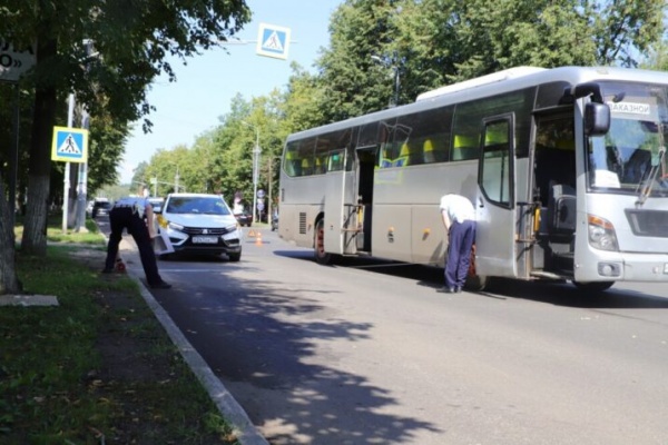 В Воскресенске пассажирский автобус сбил женщину на переходе 