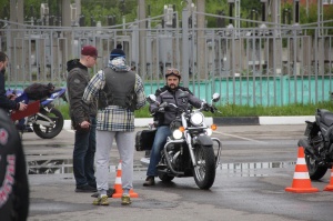 Коломенские мотоциклисты соревновались в быстроте маневрирования