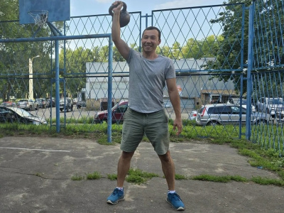 Двор дома №65 на улице Ленина превратился в импровизированный стадион 