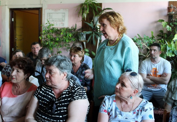 Коммунальщики отчитались перед жителями микрорайона Колычево