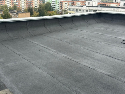 Специалисты ДГХ ремонтируют крыши многоквартирных домов в Коломне