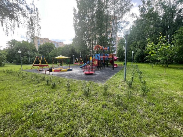 На детских площадках начнут менять железные заборы на живые изгороди