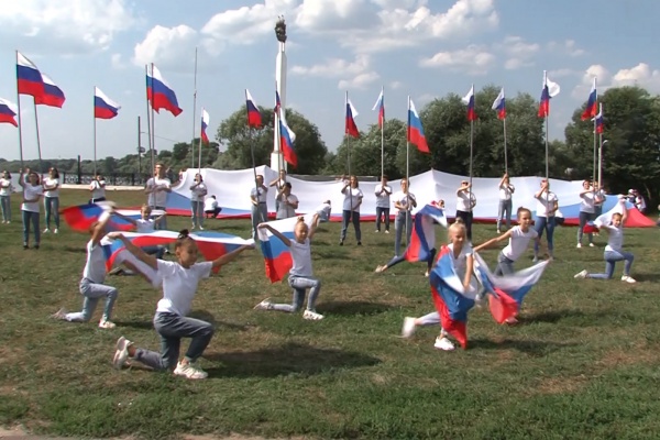 В селе Дединово запестрят флаги 