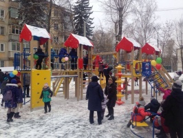 В этом году по губернаторской программе установят около 100 детских игровых комплексов