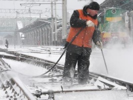 Железные дороги "освобождали" от снега почти 2,4 тыс. человек