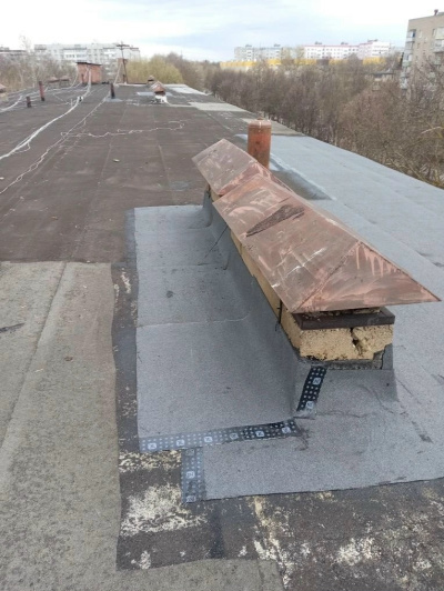 Специалисты ДГХ приступили к локальному ремонту плоских кровель в многоквартирных домах