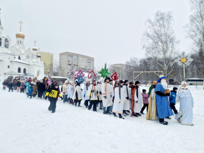 Жители Воскресенска встретили Рождество костюмированным шествием  